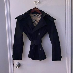 AUTHENTIC BURBERRY SHORT TRENCH, Size 4, belted and buttoned. Burberry trim hood